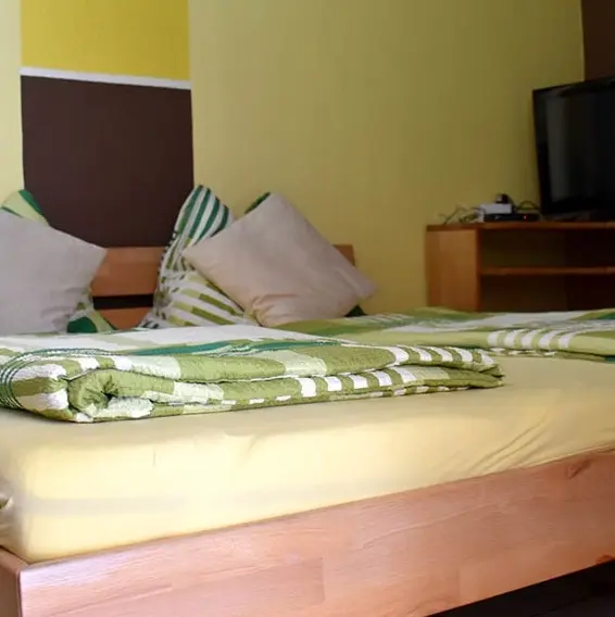 Helles Zweibettzimmer für Urlauber und Radfahrer in Niklasdorf Leoben