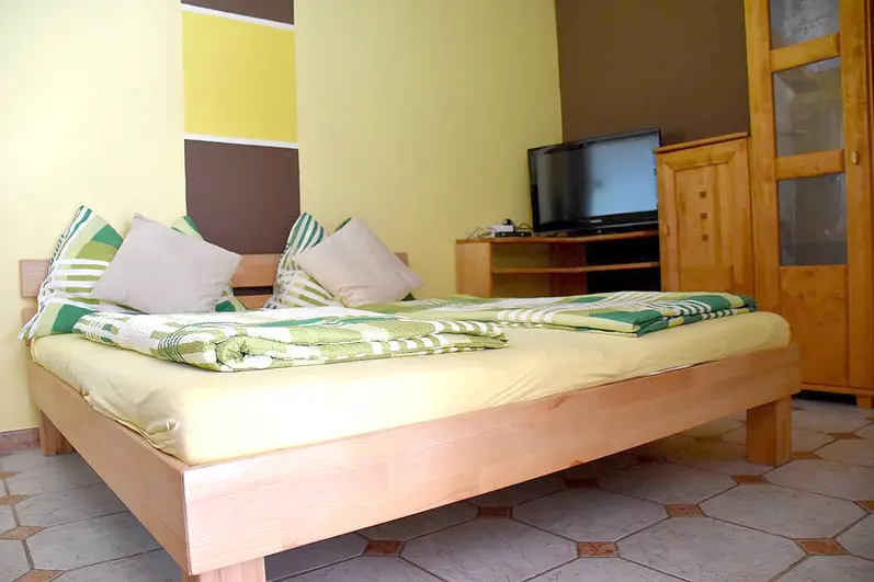 Helles Zweibettzimmer für Urlauber und Radfahrer in Niklasdorf Leoben