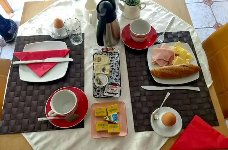 Frühstücksraum und Buffet in der Privatzimmervermietung Haus Magdalena